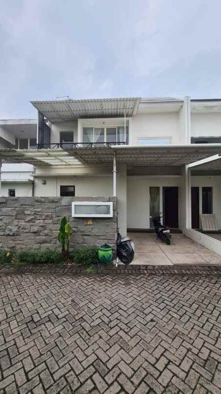 dijual rumah de casa residence lakarsantri