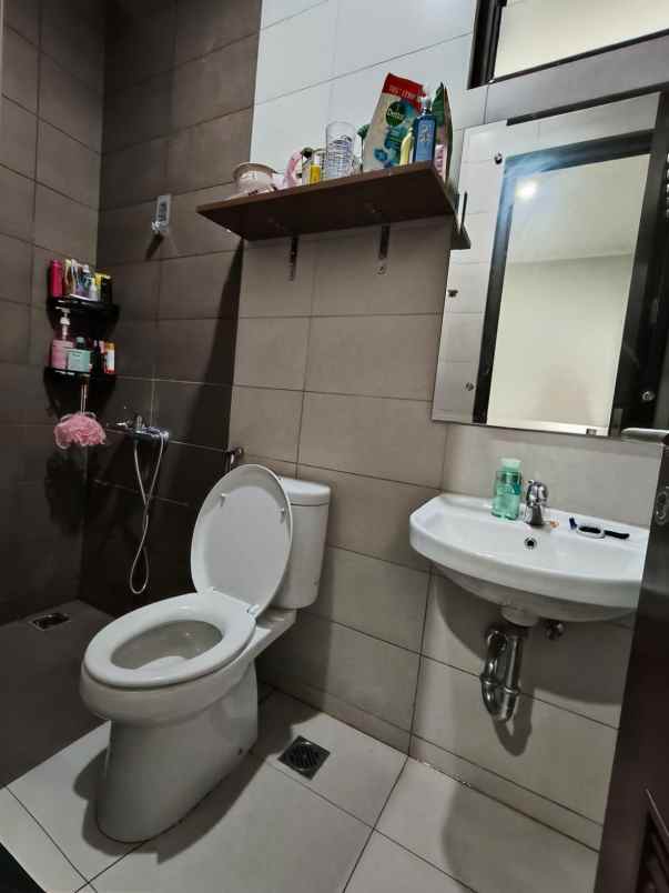 dijual rumah di burgundy summarecon bekasi