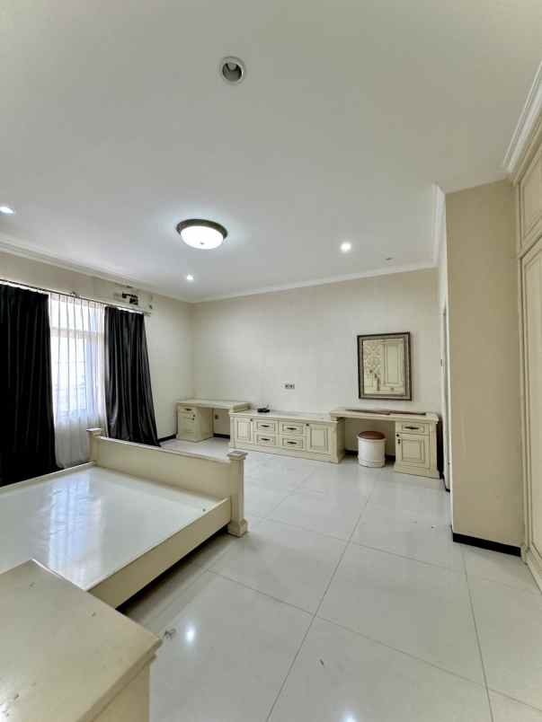 dijual rumah di dharmahusada megah permai