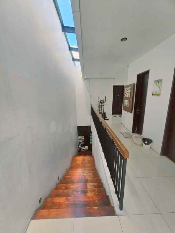 dijual rumah dian istana wiyung