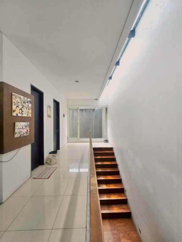 dijual rumah dian istana wiyung