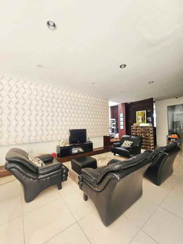 dijual rumah dian istana wiyung