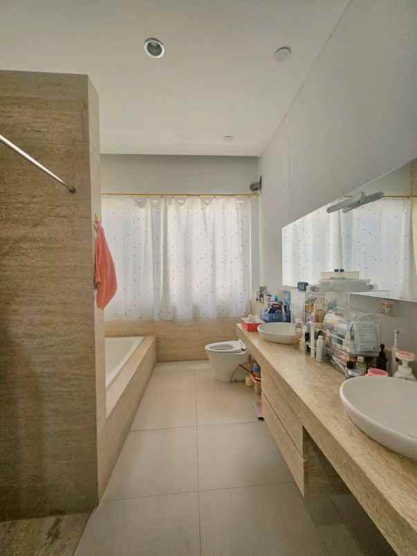 dijual rumah dian istana wiyung