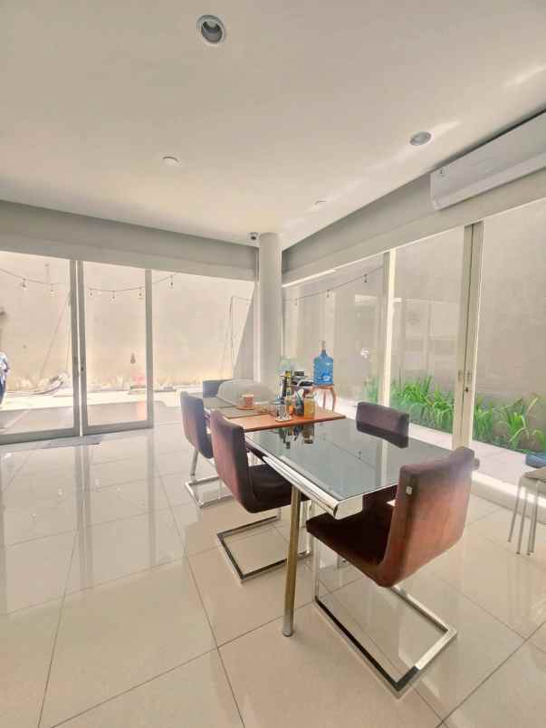 dijual rumah dian istana wiyung