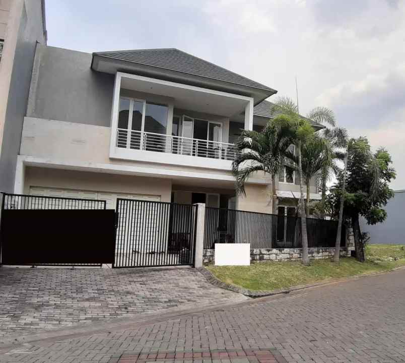 dijual rumah graha family babatan kec
