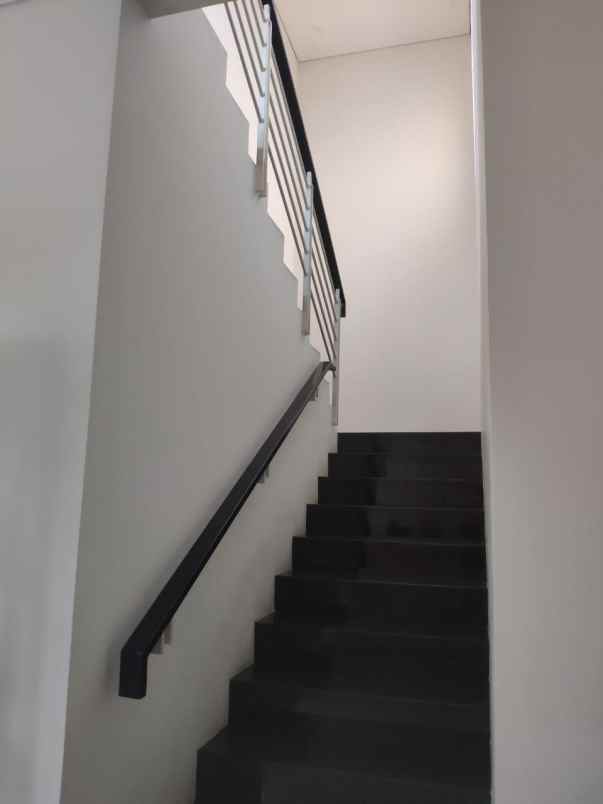 dijual rumah graha family babatan kec