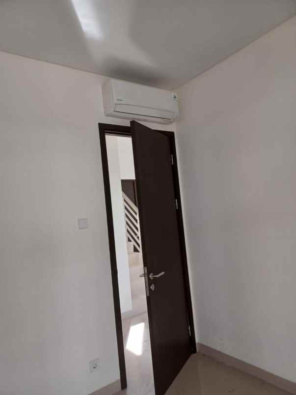 dijual rumah jakarta garden city