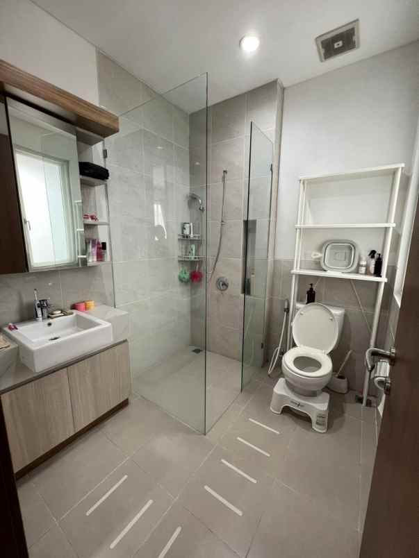 dijual rumah jalan graha natura