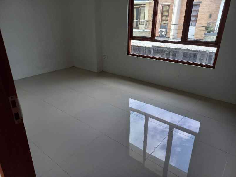 dijual rumah jalan h kocen kalimulya