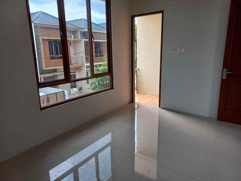 dijual rumah jalan h kocen kalimulya