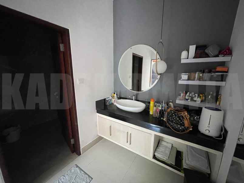 dijual rumah jalan laksamana