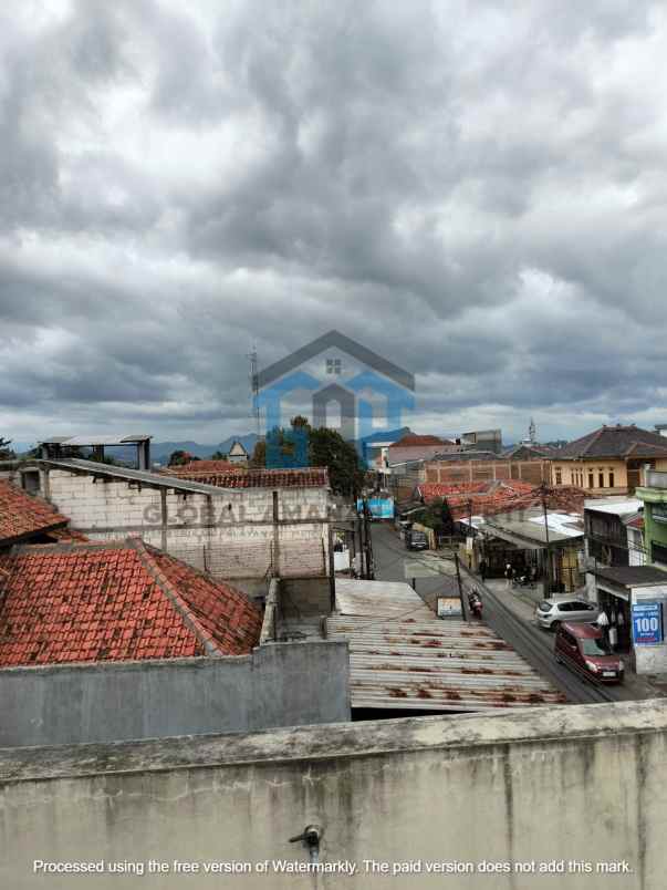 dijual rumah jalan pojok utara