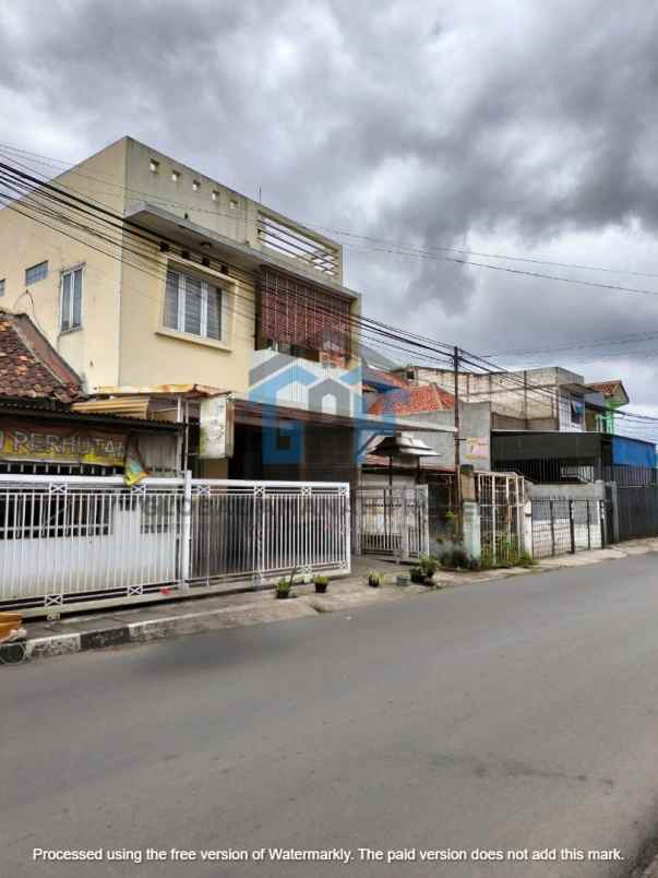dijual rumah jalan pojok utara
