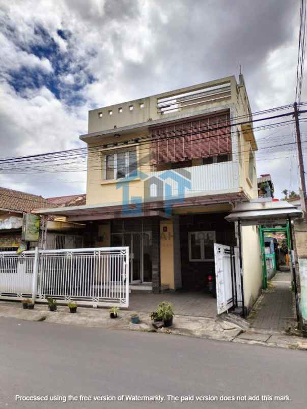 dijual rumah jalan pojok utara