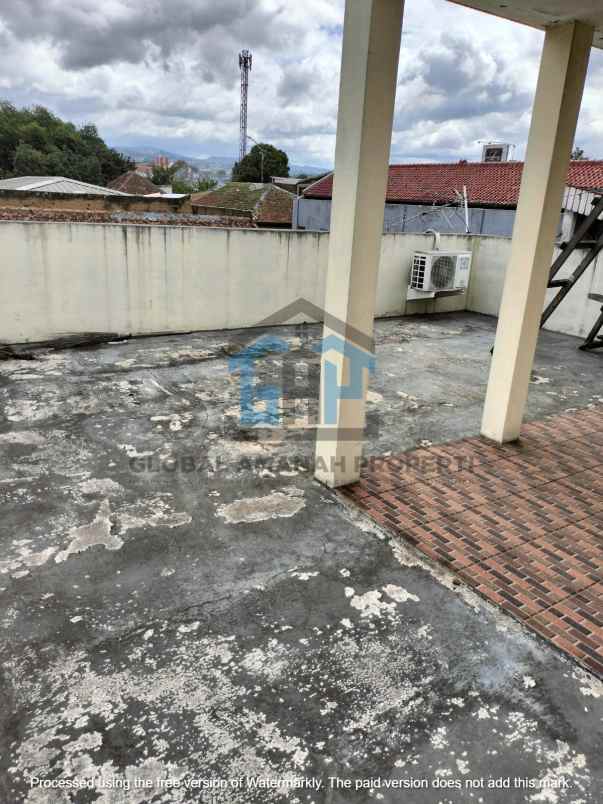dijual rumah jalan pojok utara