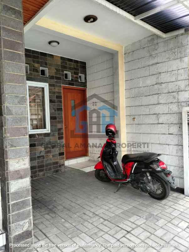 dijual rumah jalan pojok utara