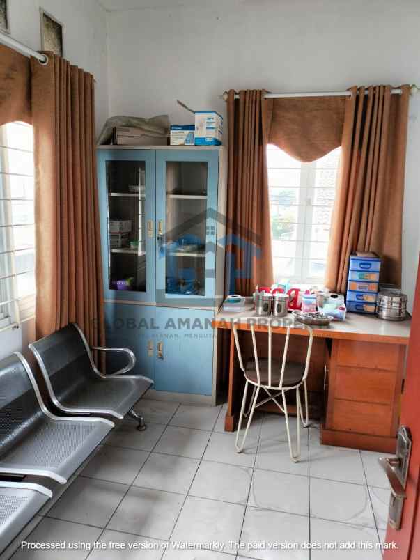 dijual rumah jalan pojok utara