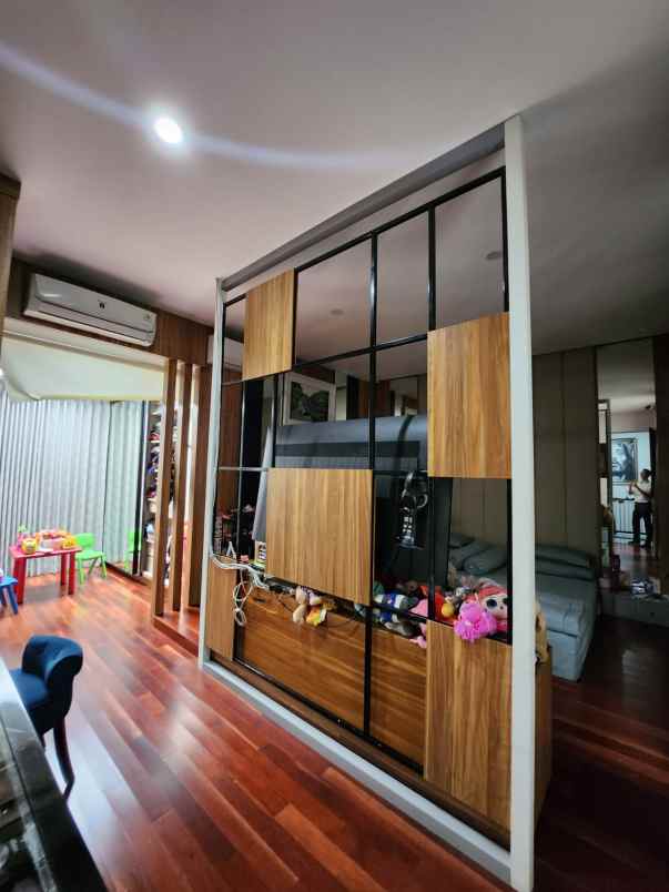 dijual rumah jalan royal residence