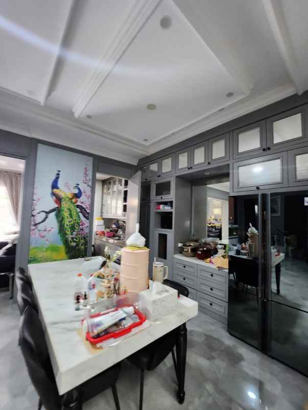 dijual rumah jalan royal residence