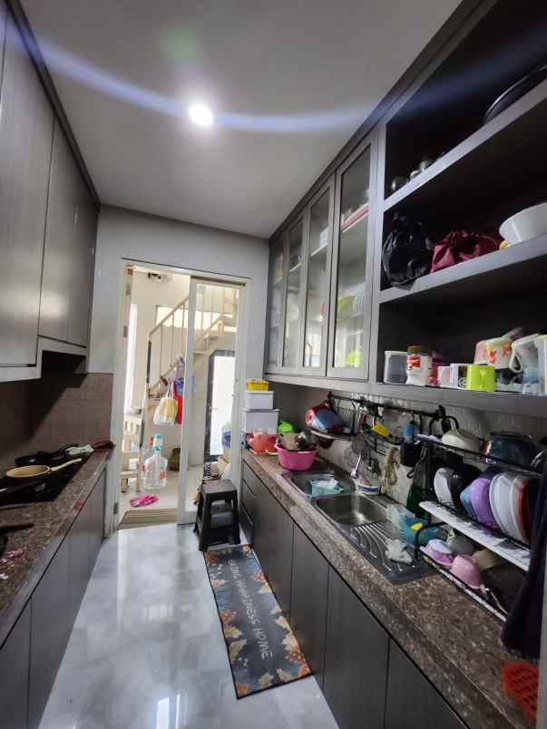 dijual rumah jalan royal residence