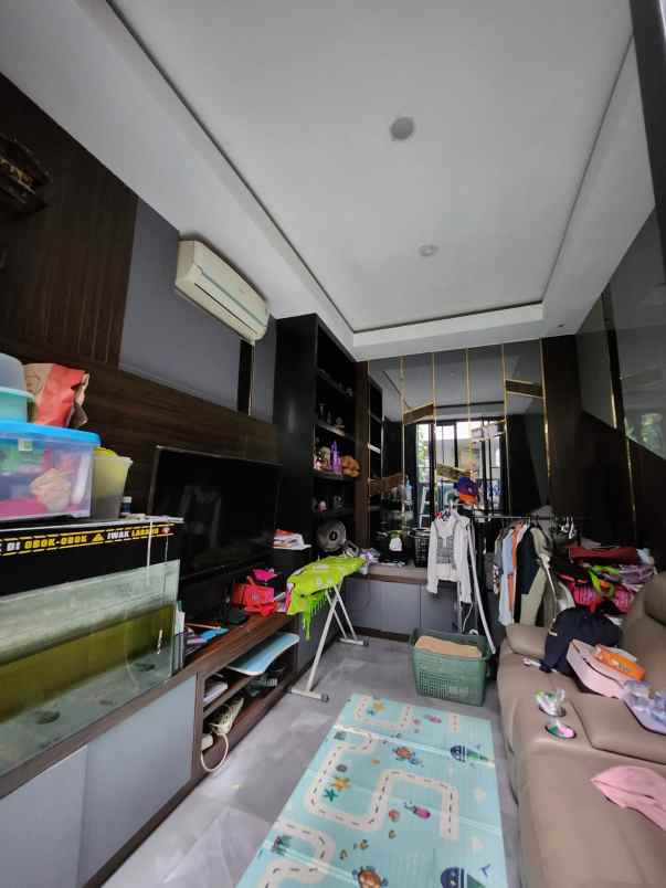 dijual rumah jalan royal residence