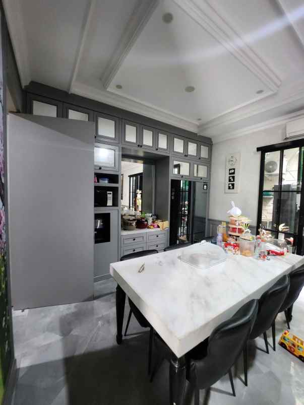 dijual rumah jalan royal residence