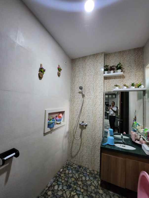 dijual rumah jalan royal residence