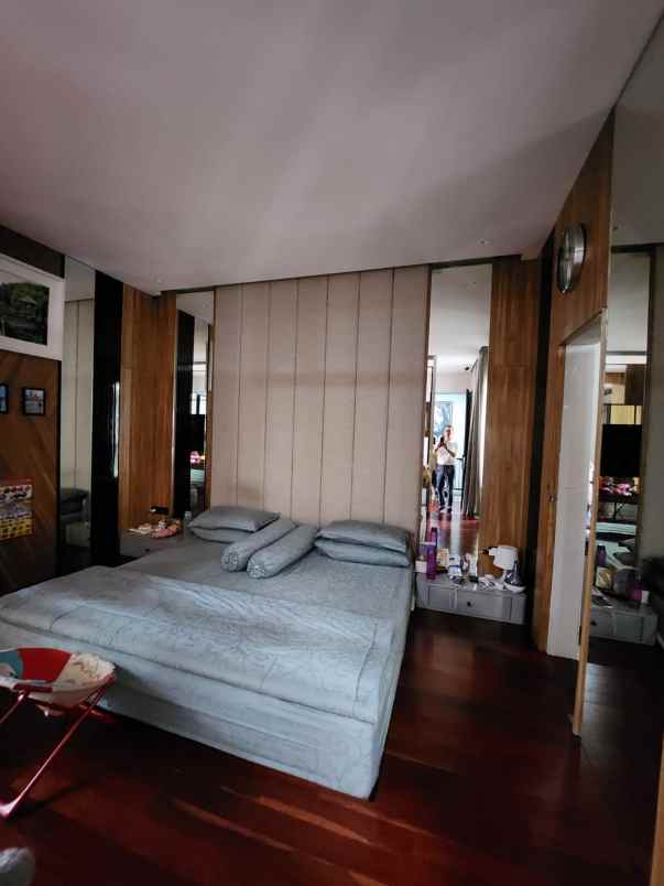 dijual rumah jalan royal residence