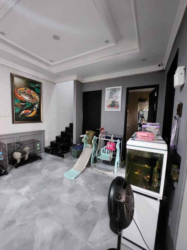 dijual rumah jalan royal residence