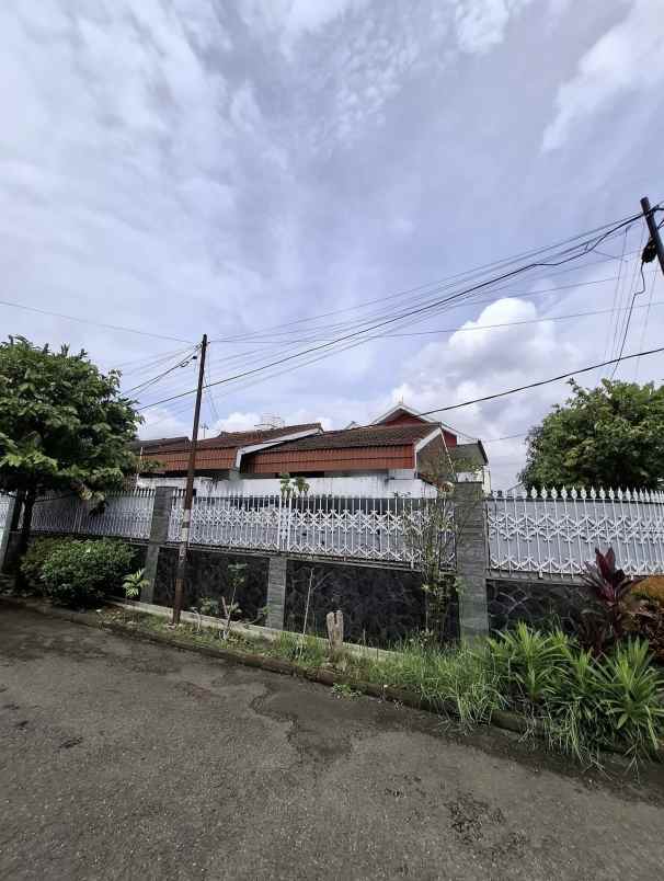 dijual rumah jl golf barat sukamiskin