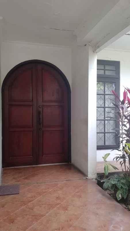 dijual rumah jl gudang peluru kebon