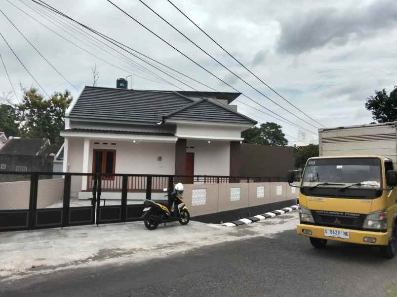 dijual rumah jl kaliurang km 8