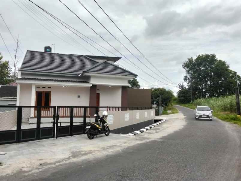 dijual rumah jl kaliurang km 8