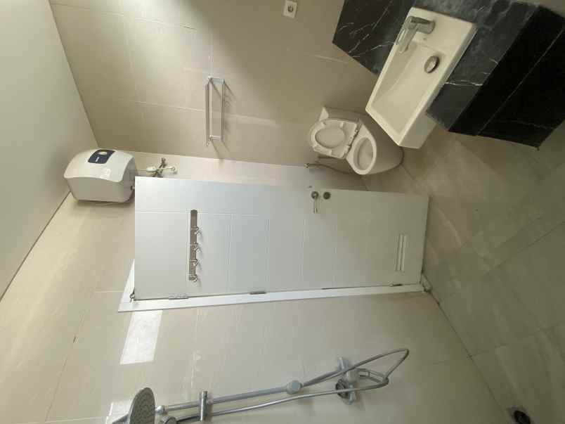 dijual rumah jl kh ahmad dahlan metland