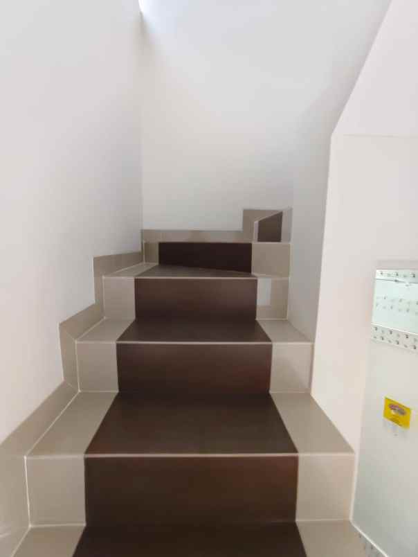 dijual rumah jl margahayu