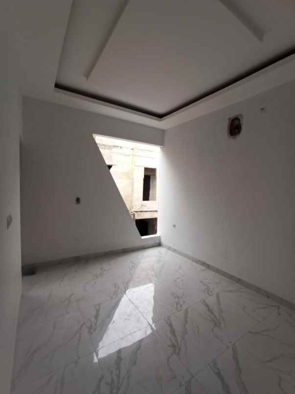dijual rumah jln layur jatinegara kaum