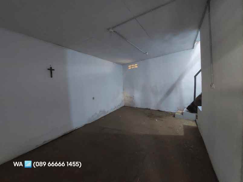 dijual rumah kampung belakang cimone