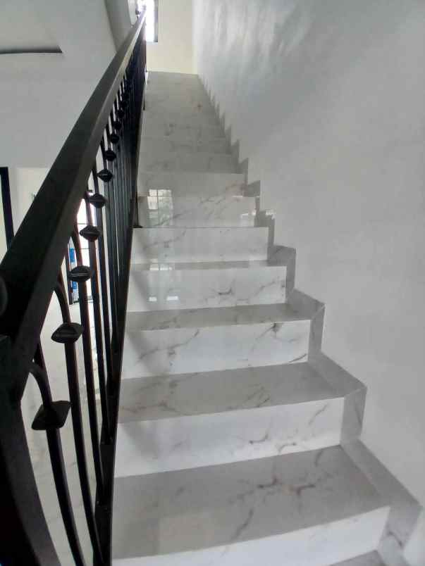 dijual rumah kav ui barat