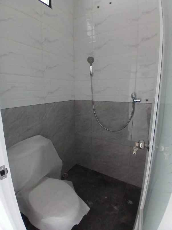 dijual rumah kav ui barat