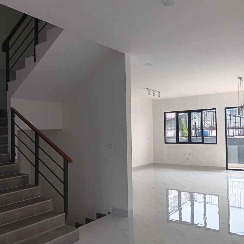 dijual rumah kebayoran lama