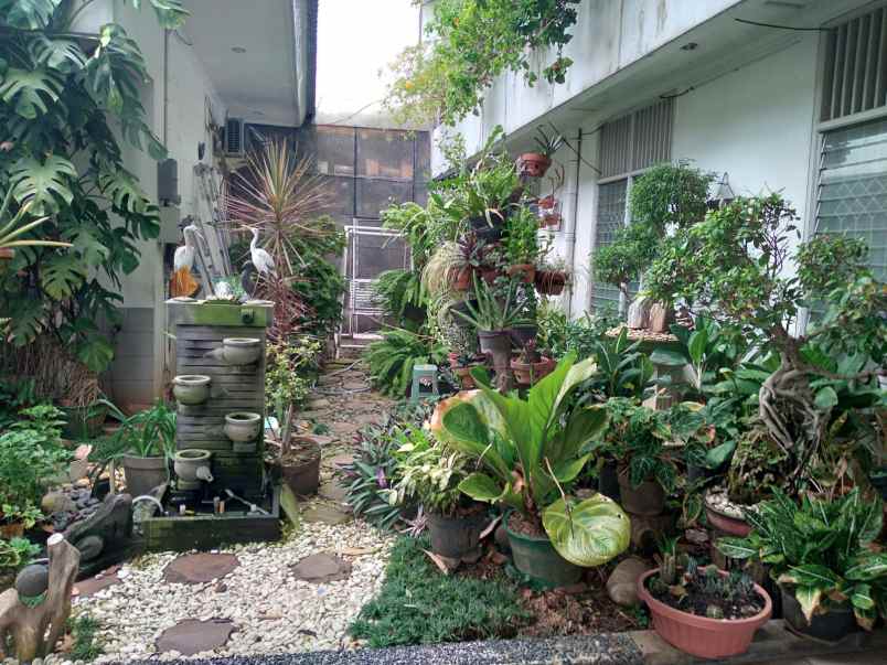 dijual rumah keluarga besar usaha kost 15 pintu