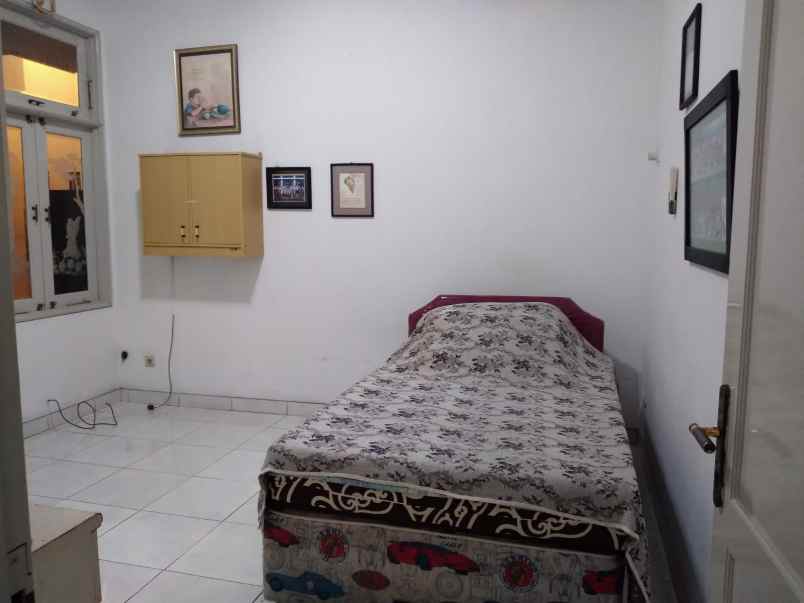 dijual rumah keluarga besar usaha kost 15 pintu