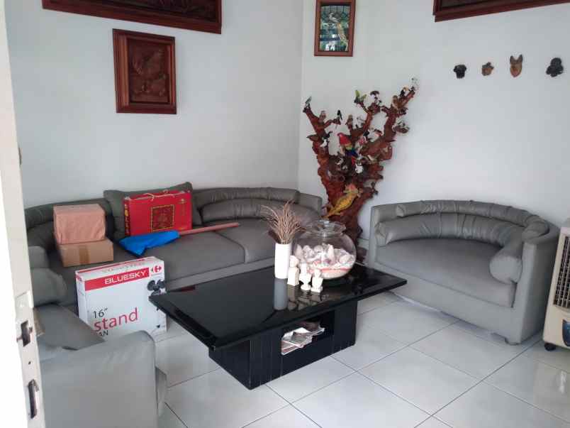 dijual rumah keluarga besar usaha kost 15 pintu