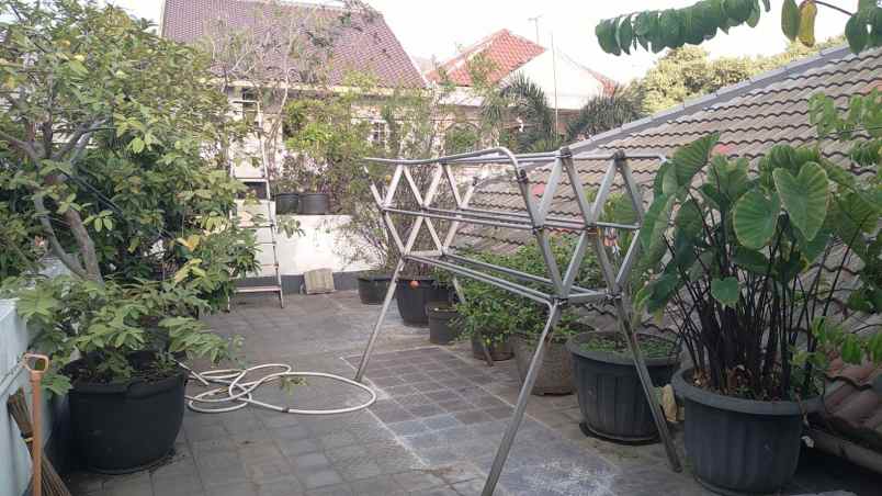 dijual rumah keluarga besar usaha kost 15 pintu