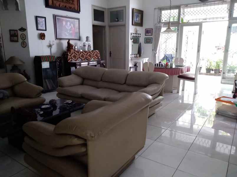 dijual rumah keluarga besar usaha kost 15 pintu