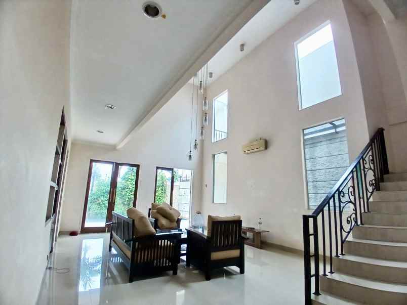 dijual rumah kemang barat