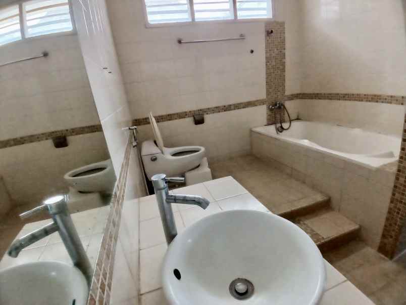 dijual rumah kemang barat