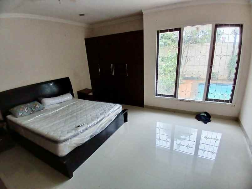 dijual rumah kemang barat