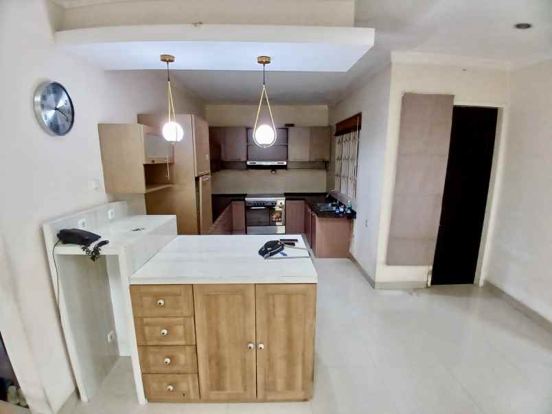 dijual rumah kemang barat