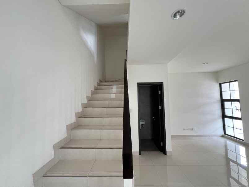 dijual rumah keppel land metland